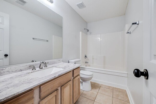 Building Photo - 3 Bedroom Springfield Home with Garage and Large Backyard