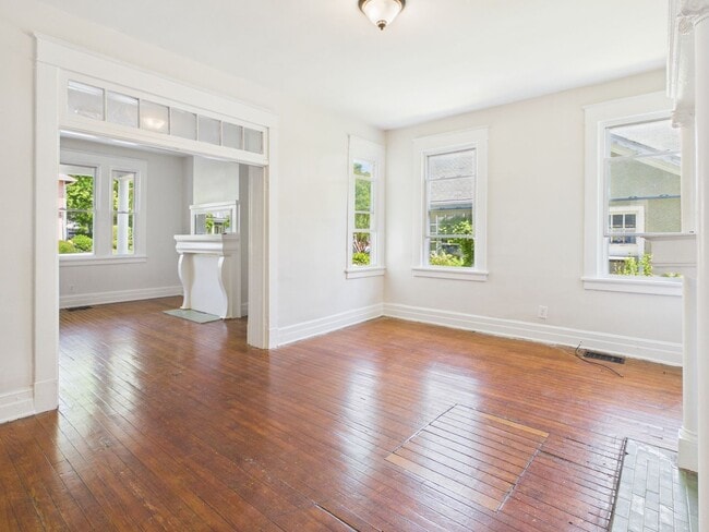 Building Photo - 203 W 33rd St