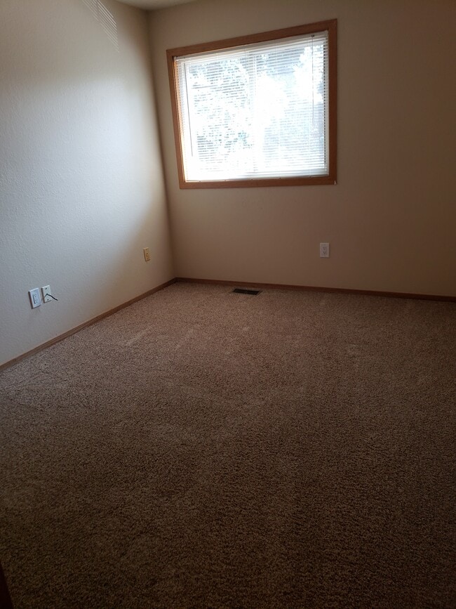 Building Photo - 3895 Birchwood Dr