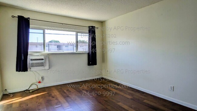 Building Photo - 1850 W Greenleaf Ave