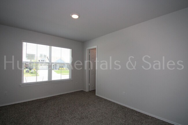 Building Photo - Spacious Open-Concept 3 Bedroom Home with Split Floor Plan