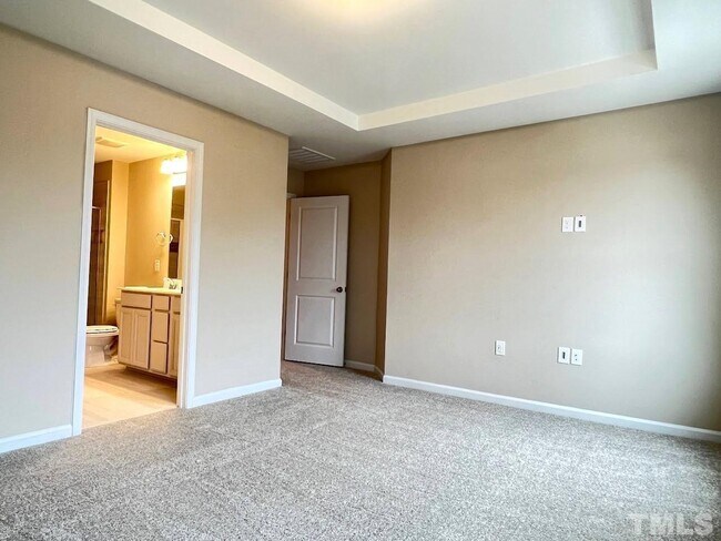 Building Photo - 4 Bedroom Luxury Townhome close to Raleigh Downtown