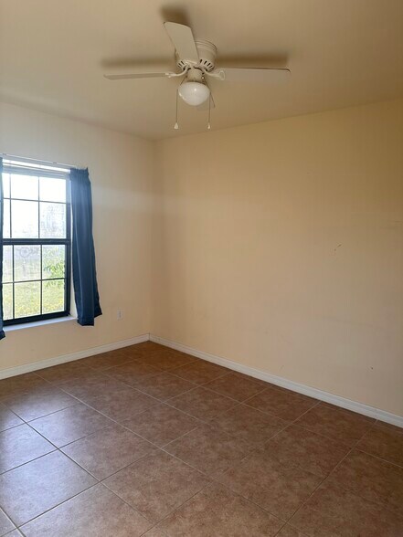Room 2 - 4427 SW 9th Ave