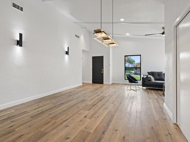 Building Photo - 3404 Newkirk Dr