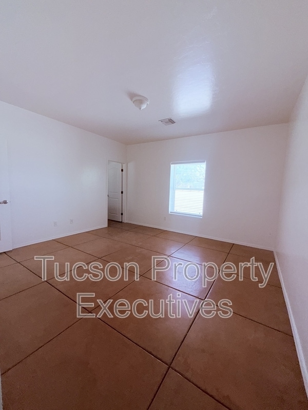 Building Photo - 324 W 23rd St