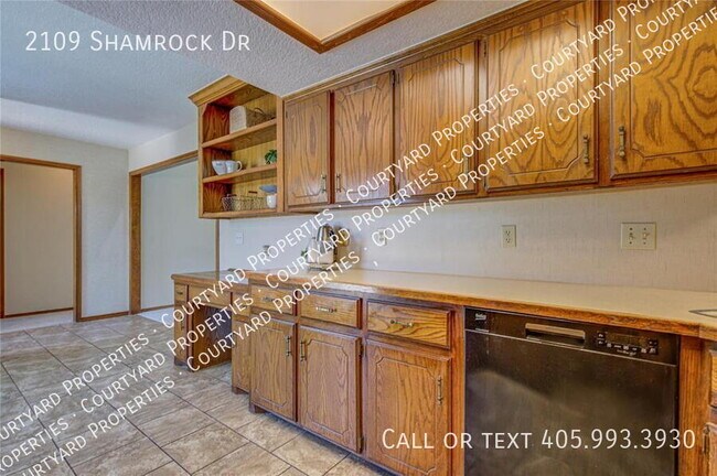 Building Photo - 2109 Shamrock Dr