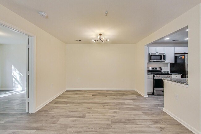 Building Photo - Beautiful - Ground Floor 3/2 condo in CROWN FARM