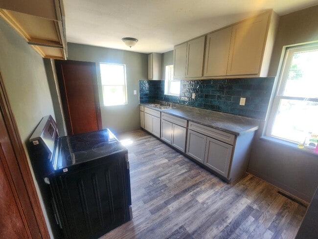 Building Photo - 3412 Pine Grove Ave