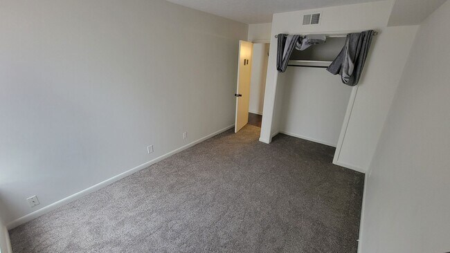 Building Photo - Clean Two Bedroom Condo For Rent