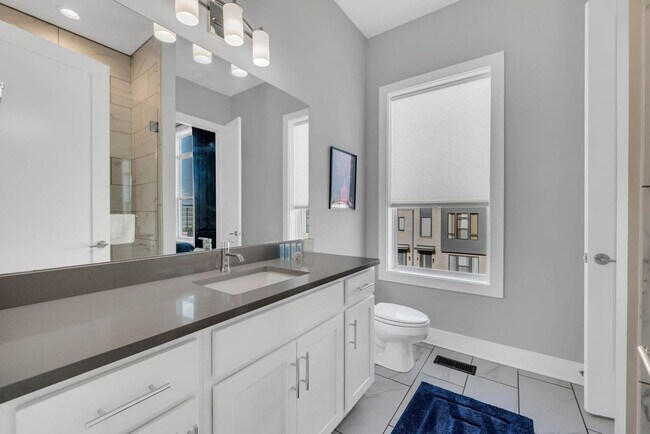 Building Photo - 516 27th Ave N