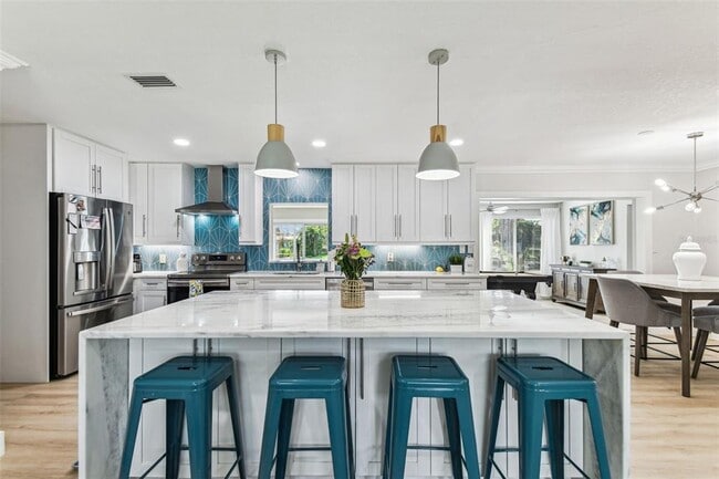 Building Photo - 3922 Fontainebleau Dr