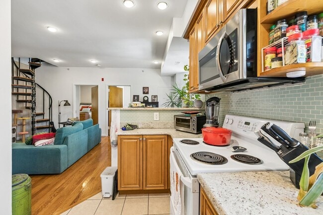 Building Photo - Well-maintained 2-bedroom, 1-bath bi-level apartment | Washington Square West