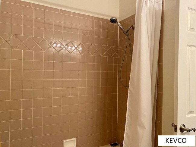 Building Photo - Three Level Townhouse with Attached Two Car Garage!