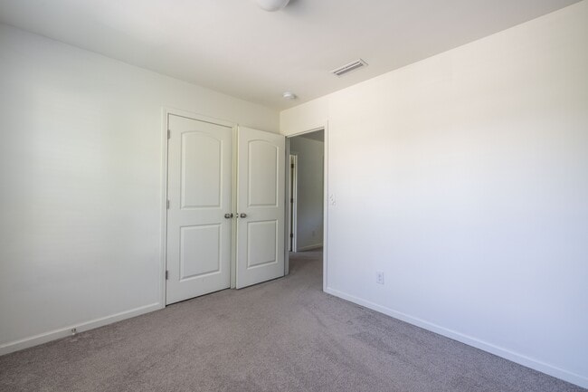 Building Photo - 710 Yorkshire Dr