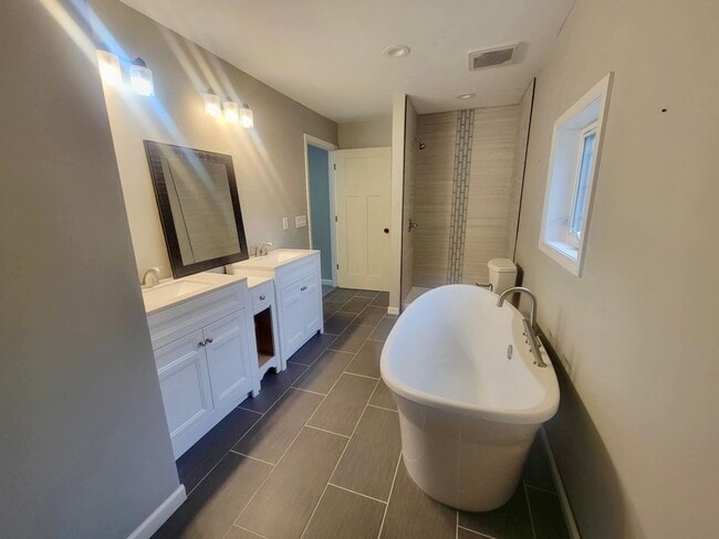 Building Photo - Bright, Modern, and Beautifully Updated 3 Bed + Loft, 2.5 Bath Home in the Heart of Hopkins, MN -...