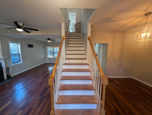 Building Photo - 717 Windsor Dr SE