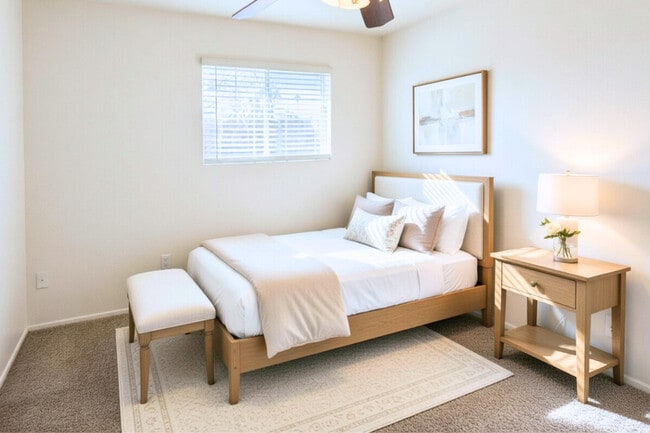 Building Photo - 1332 N Miller Rd