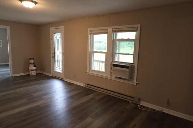 Building Photo - 549 S Gum St