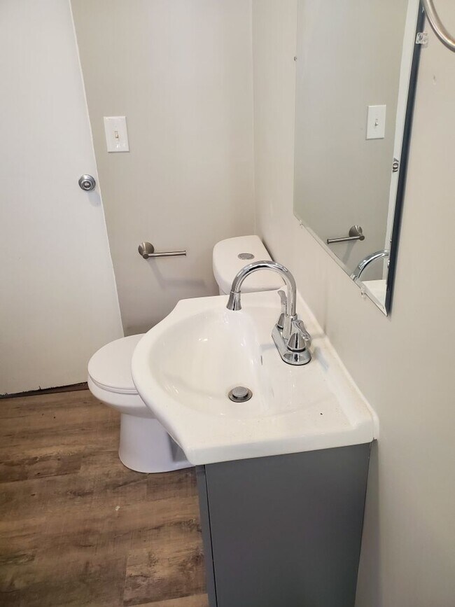 Building Photo - Nice Sized Yard