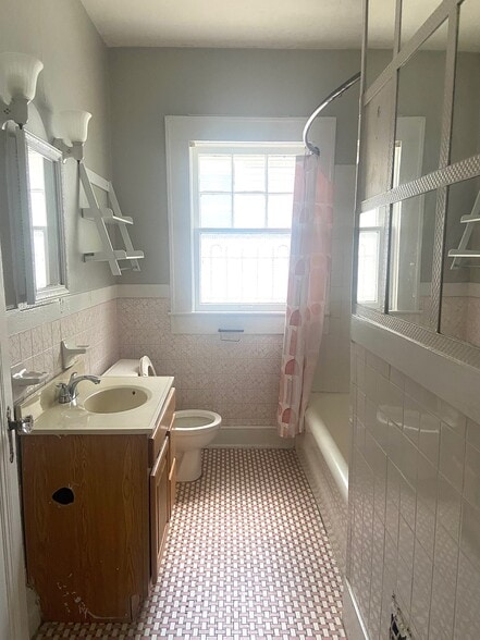 Building Photo - 420 10th Ave S