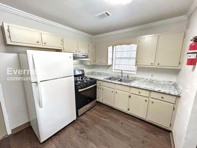 Building Photo - 431 Annie St