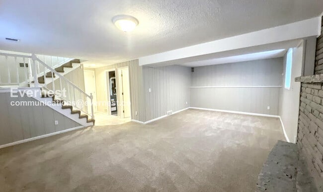 Building Photo - 7936 N Forest Ave