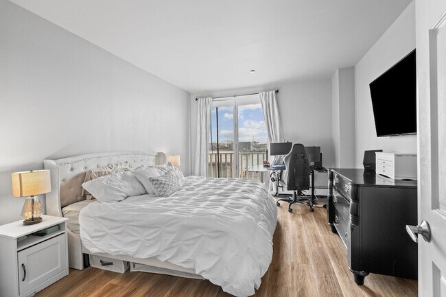 Building Photo - 100 Shearwater Ct E