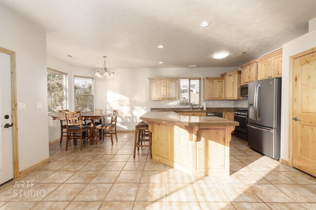 Building Photo - Shadow Mountain 3-Bedroom, 2-Bathroom Home...