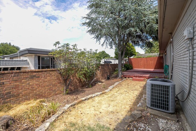 Building Photo - 3 Bed | 2 Bath Duplex in Central Tulsa!