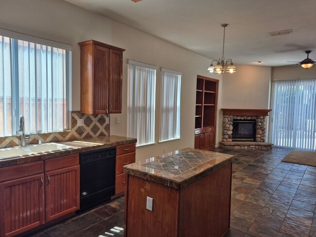 Building Photo - Beautiful 4 bedroom 3.5 bath in Natomas Park