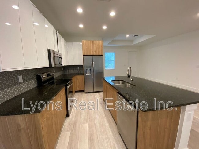 Building Photo - 2635 Starview Ave