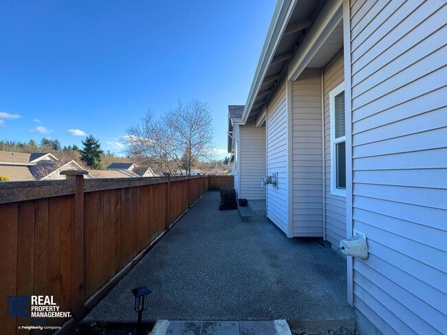 Building Photo - Beautiful 2-Bedroom Townhome with Vaulted Ceilings & 2-Car Garage!!