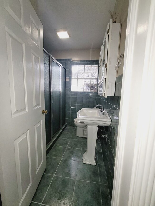 Building Photo - Spacious 3-Bed, 2-Bath Brick Ranch Home for Rent – Woodlawn Rd, Near Park Rd