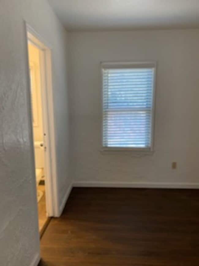 Building Photo - Adorable 2 Bedrooms and 1 bathroom home with large backyard