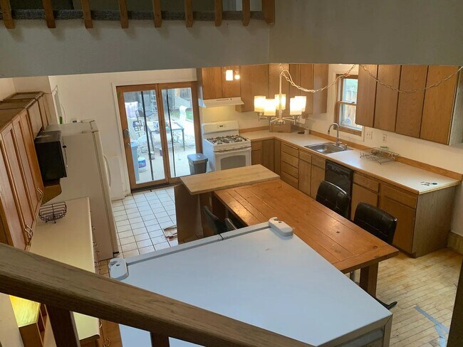 Building Photo - SHORT TERM RENTAL: Spacious 5+ Bedroom Home on the Hill! Available Now-July 24th 2026.