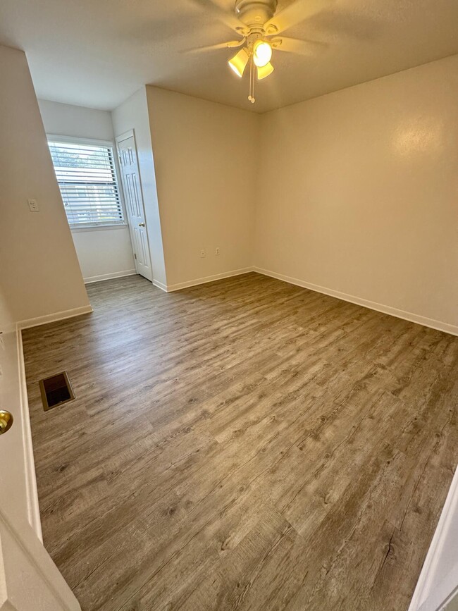 Building Photo - 129 SE Scottwood Dr