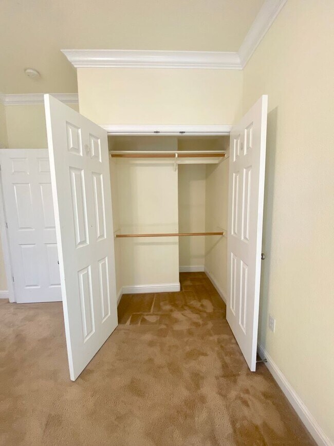 Building Photo - West Davis 5 Bedroom Home