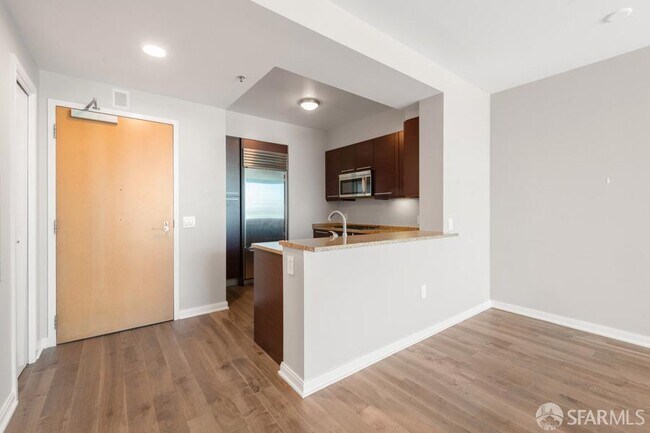 Building Photo - 425 1st St