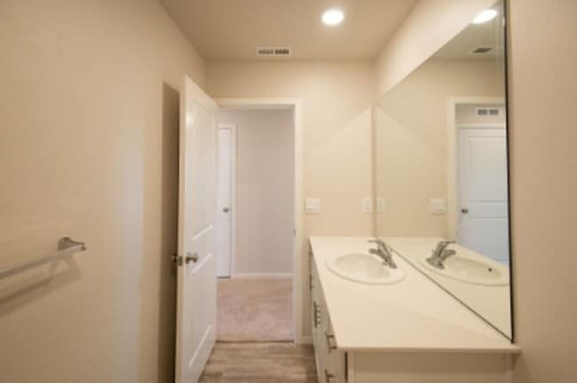 Building Photo - Beautiful newer construction 4 bed, 2.5 ba...