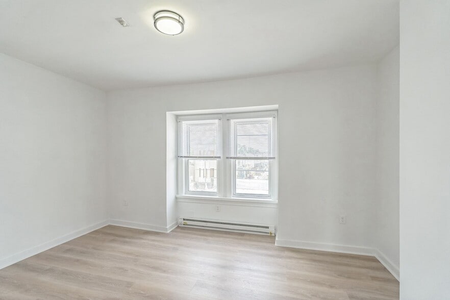Building Photo - 5536 Chester Ave