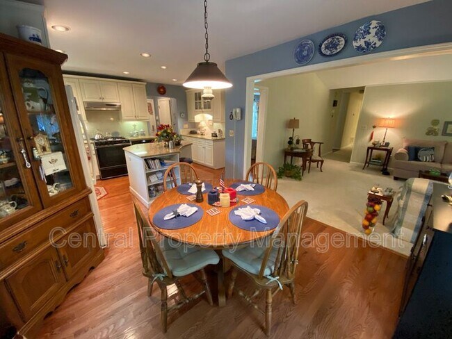 Building Photo - 4724 Coach Hill Dr