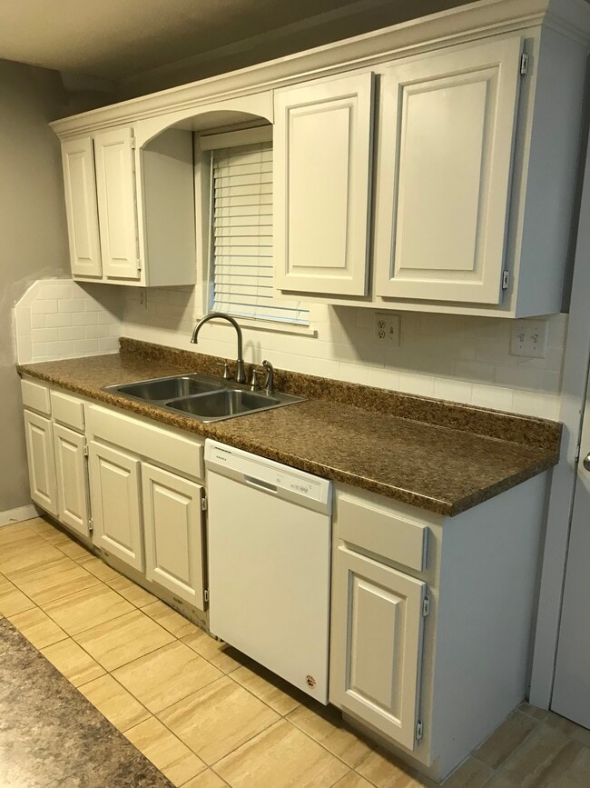 Building Photo - 906 Old Angleton Rd