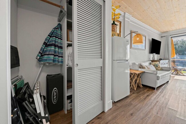 Building Photo - 214 Miracle Strip Pkwy SW