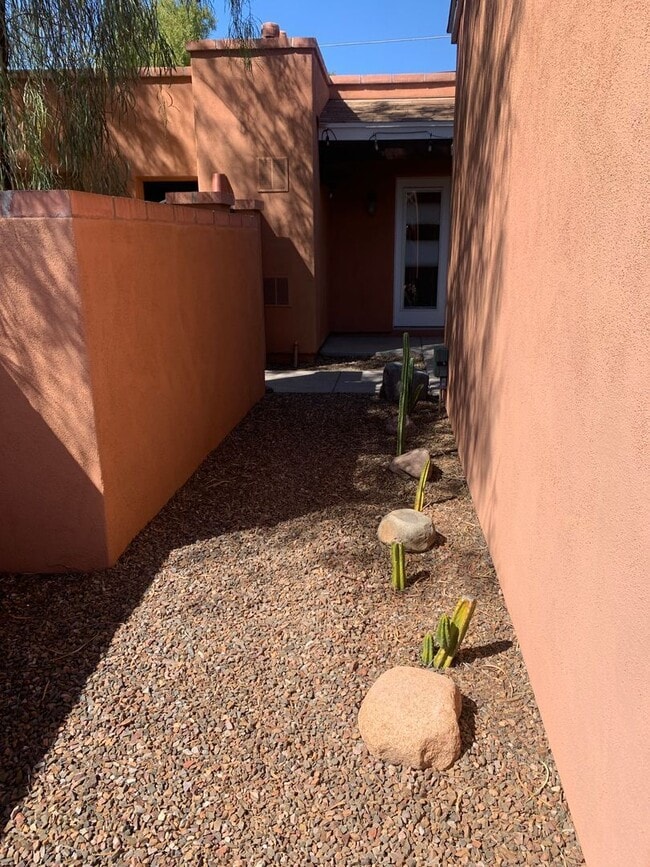 Building Photo - 2940 N Adelaide Farms Pl