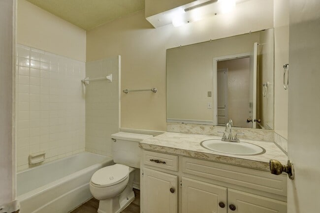 Building Photo - Charming 2-Bedroom Duplex with Garage & Mo...