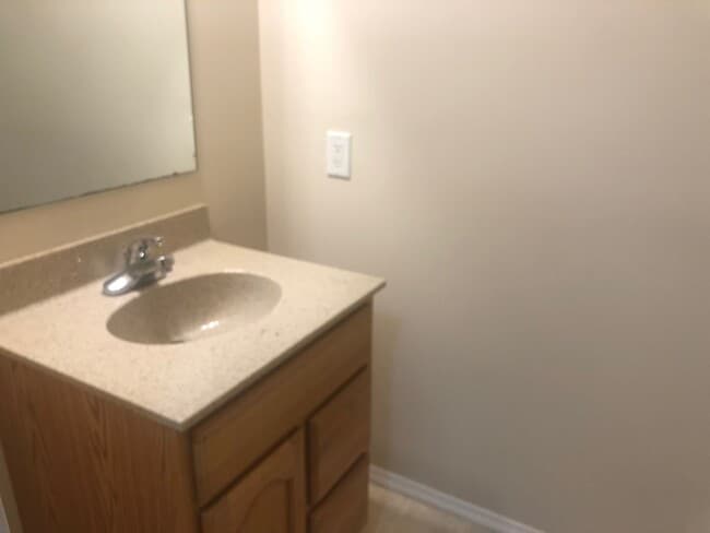 Building Photo - Beautiful 3BR, 2.5 bath townhouse in north Normal. Over 2300 square feet. Large finished basement...