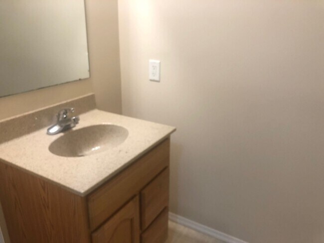 Building Photo - Beautiful 3BR, 2.5 bath townhouse in north Normal. Over 2300 square feet. New carpet throughout. ...