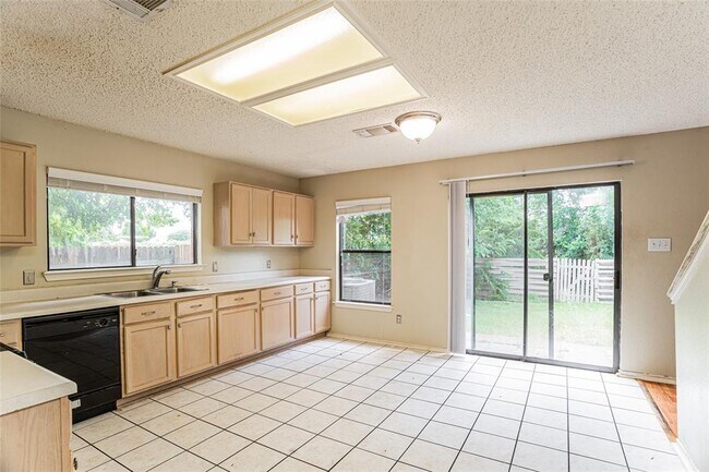 Building Photo - 813 Kettering Dr
