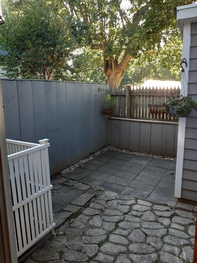 Building Photo - 104 O St