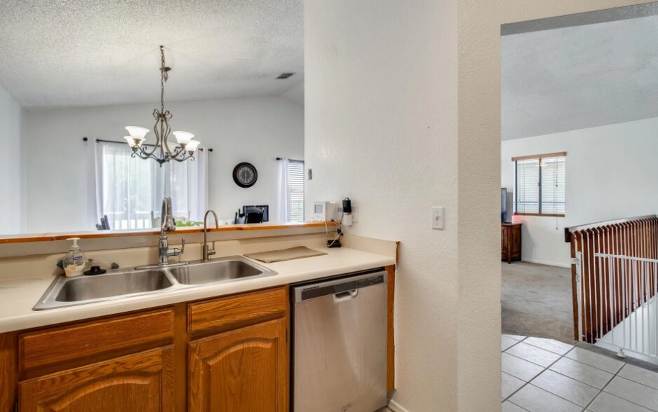 Building Photo - 921 S Val Vista Dr